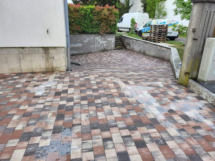 Nous intervenons pour la pose de revêtement de sols extérieurs.